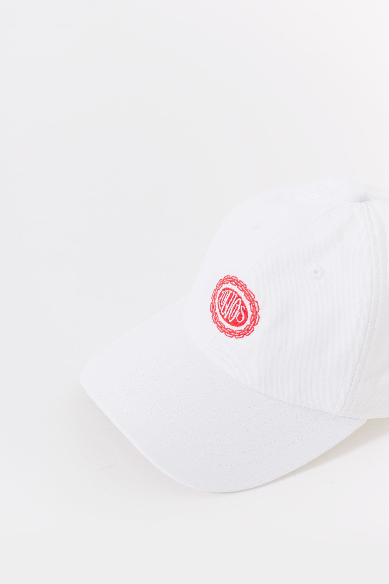 LOUVOIS WHITE RED CHAIN CREST HAT