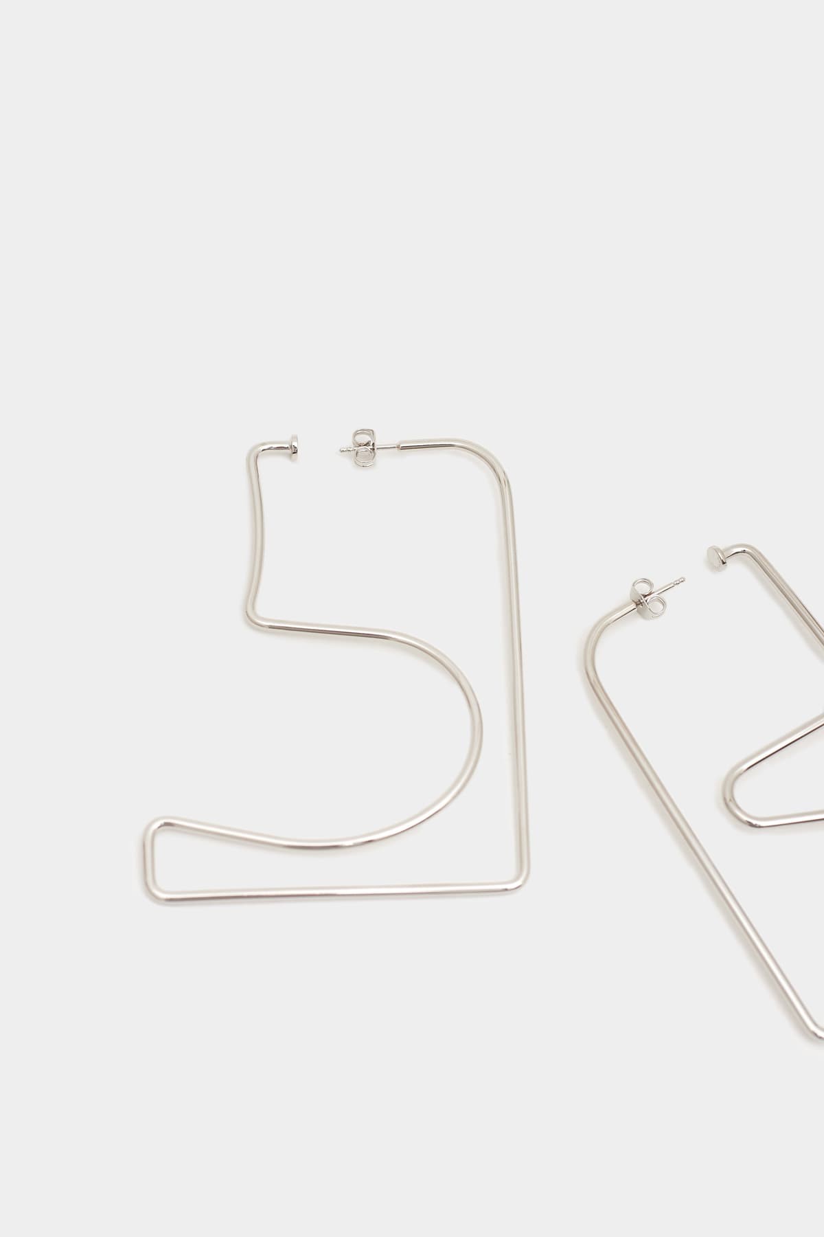 COURREGES SILVER MEDIUM AC METAL 8CM EARRINGS IAMNUE