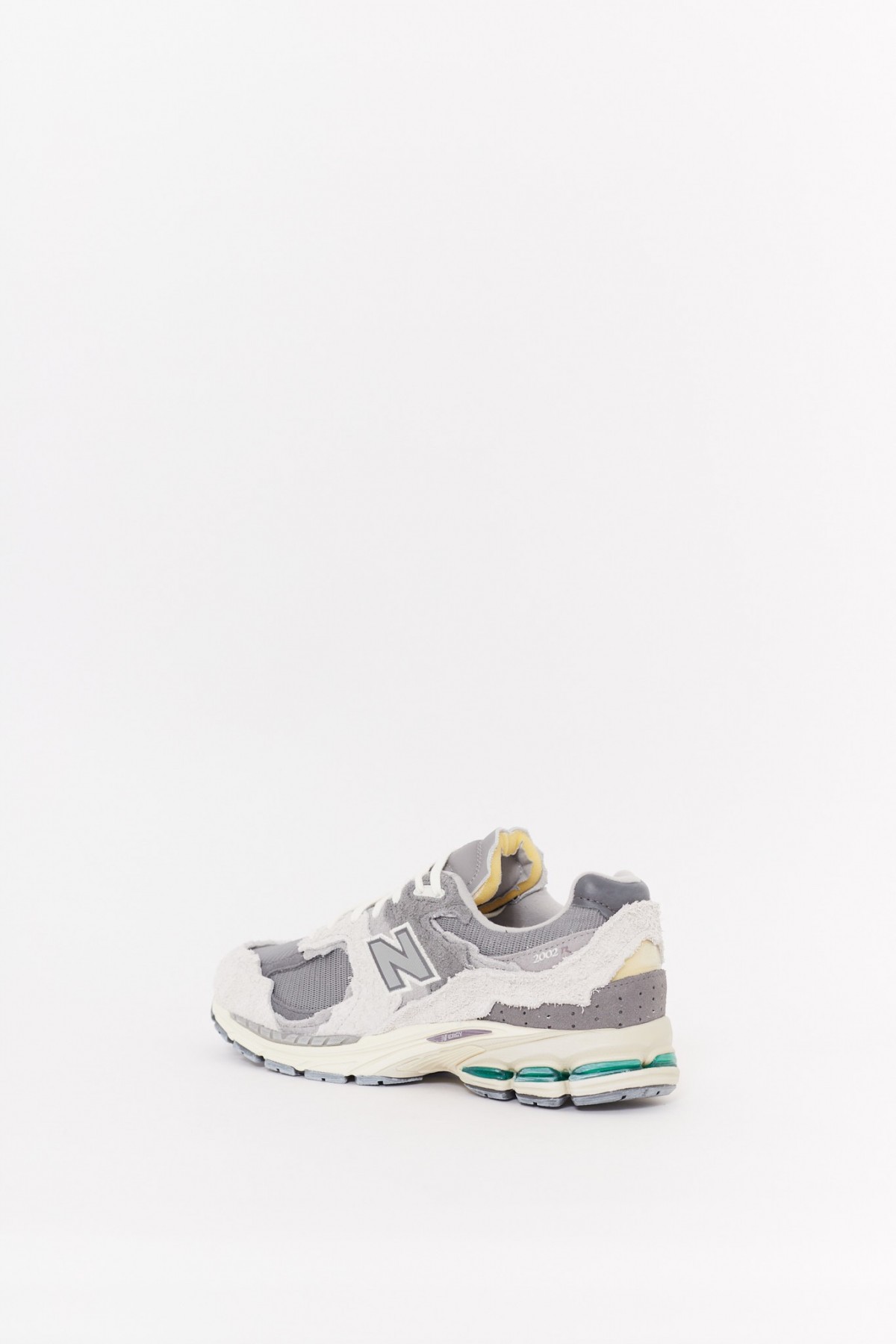 NEW BALANCE RAIN CLOUD 2002R SNEAKERS IAMNUE