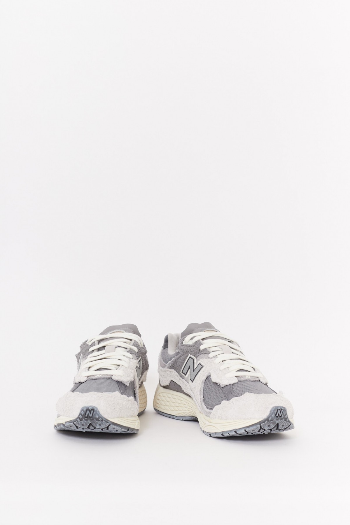 NEW BALANCE RAIN CLOUD 2002R SNEAKERS IAMNUE