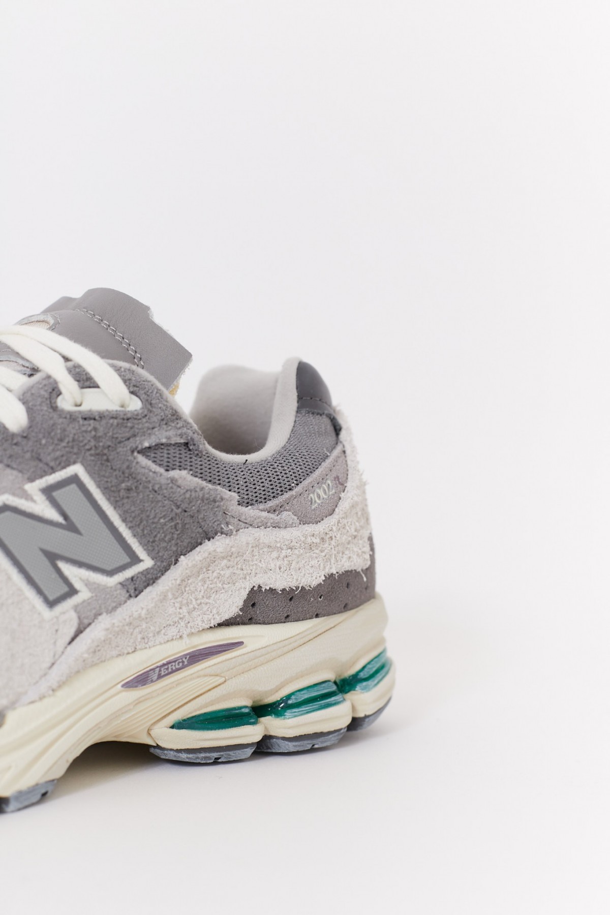 NEW BALANCE RAIN CLOUD 2002R SNEAKERS IAMNUE