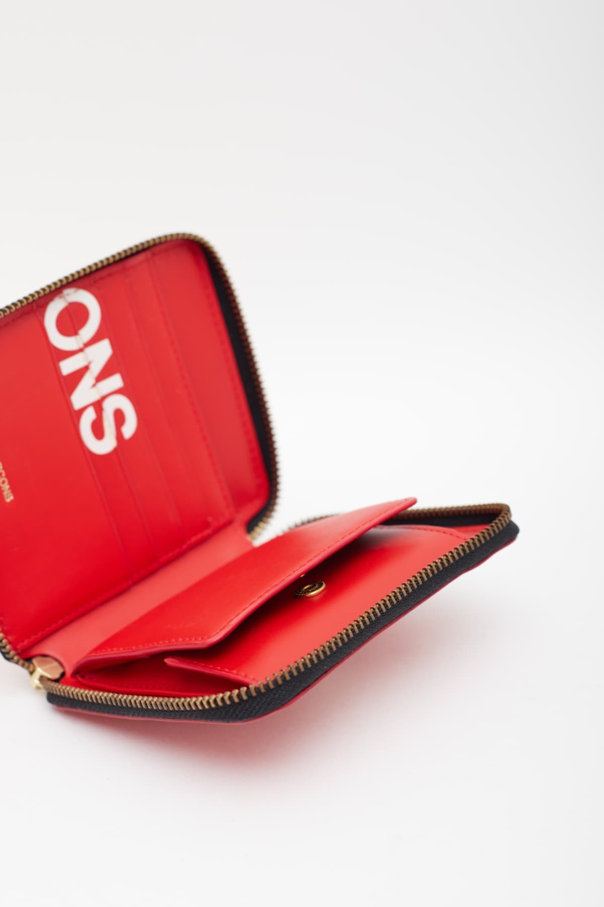 COMME DES GARCONS RED HUGE LOGO WALLET IAMNUE