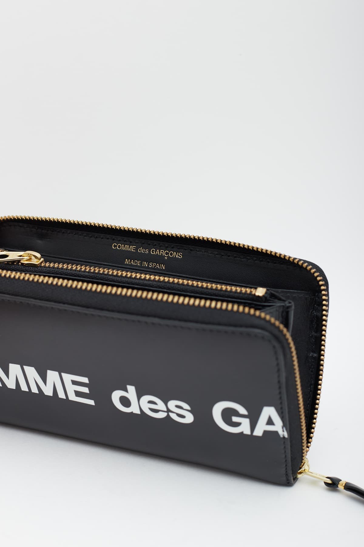 COMME DES GARCONS BLACK HUGE LOGO WALLET IAMNUE