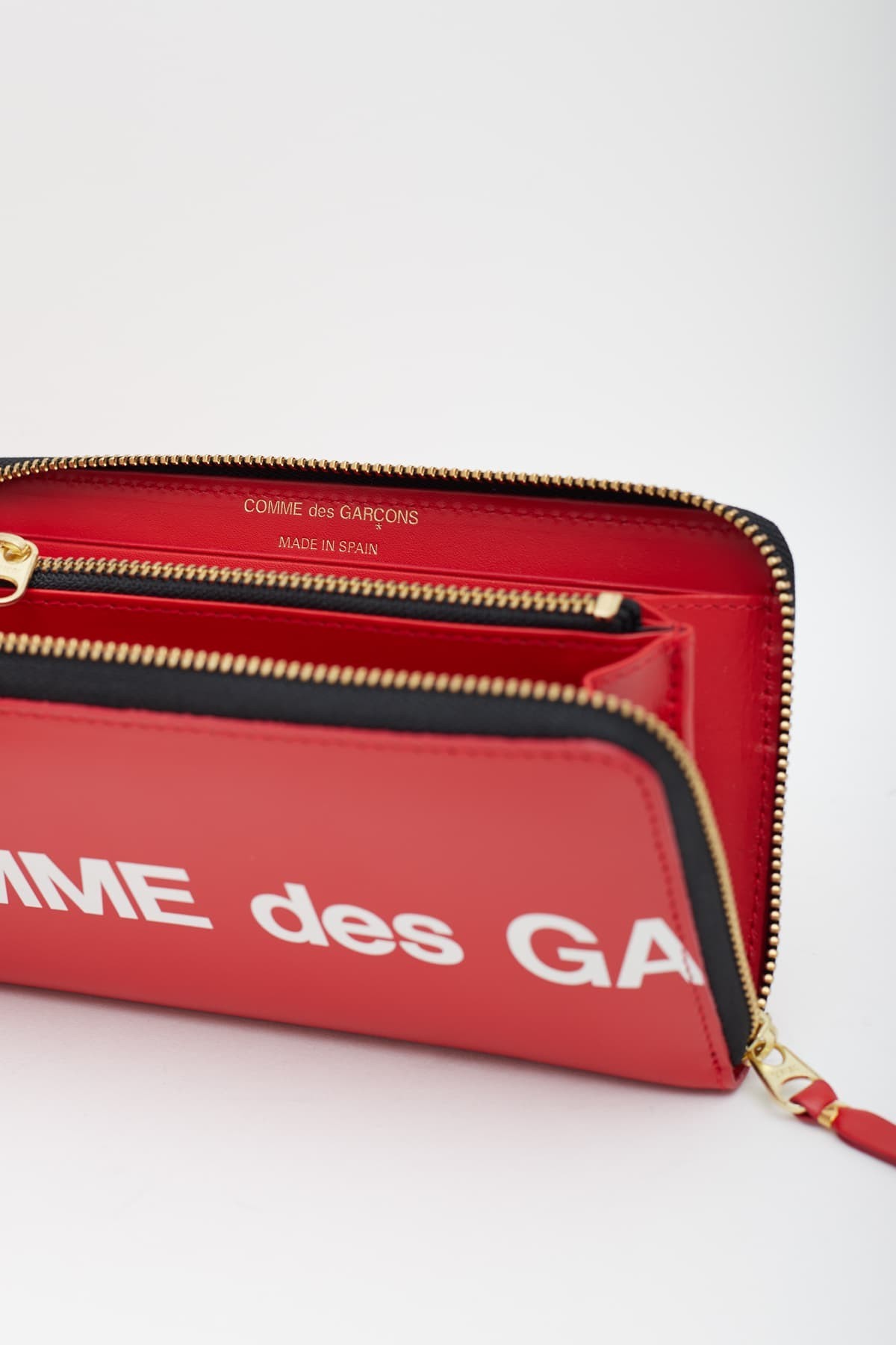 COMME DES GARCONS RED HUGE LOGO WALLET IAMNUE