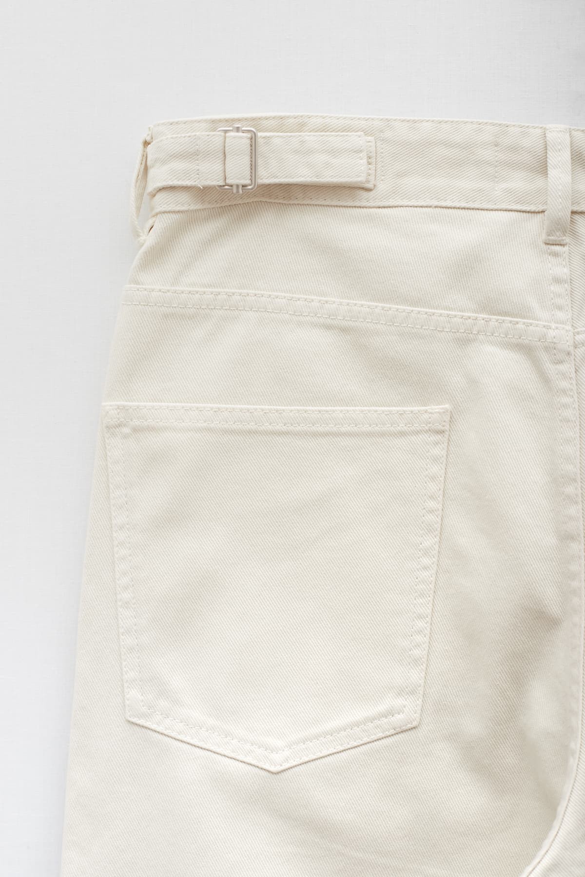 https://iamnue.com/5611-large_default/lemaire-clay-white-curved-5-pockets-pants.jpg
