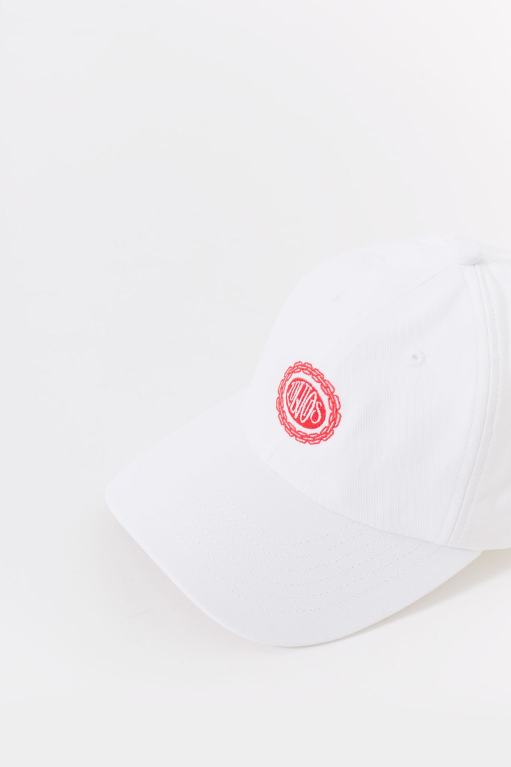 LOUVOIS WHITE RED CHAIN CREST HAT