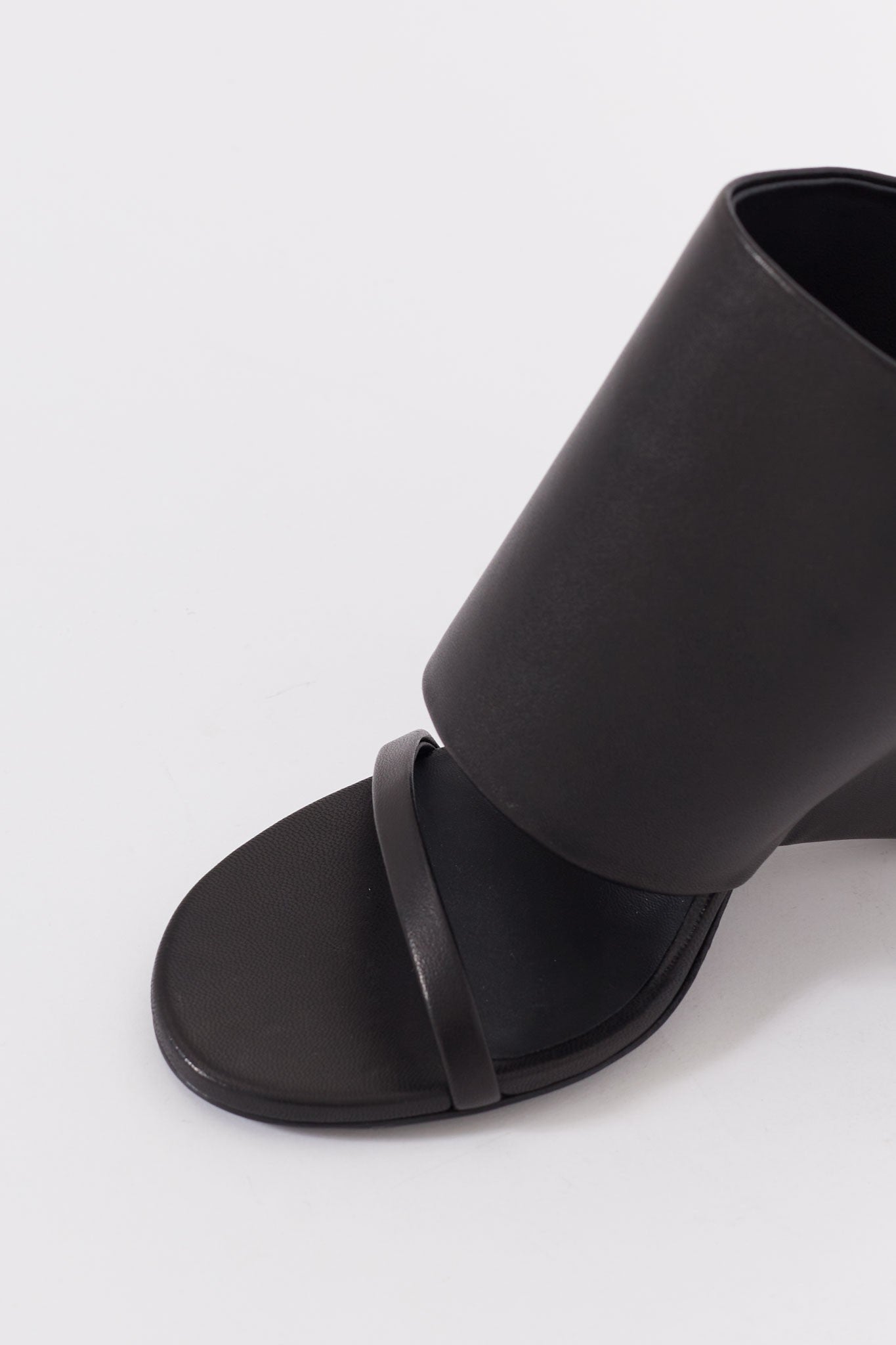 COURREGES BLACK OBLIQUE WEDGED LEATHER SANDALS