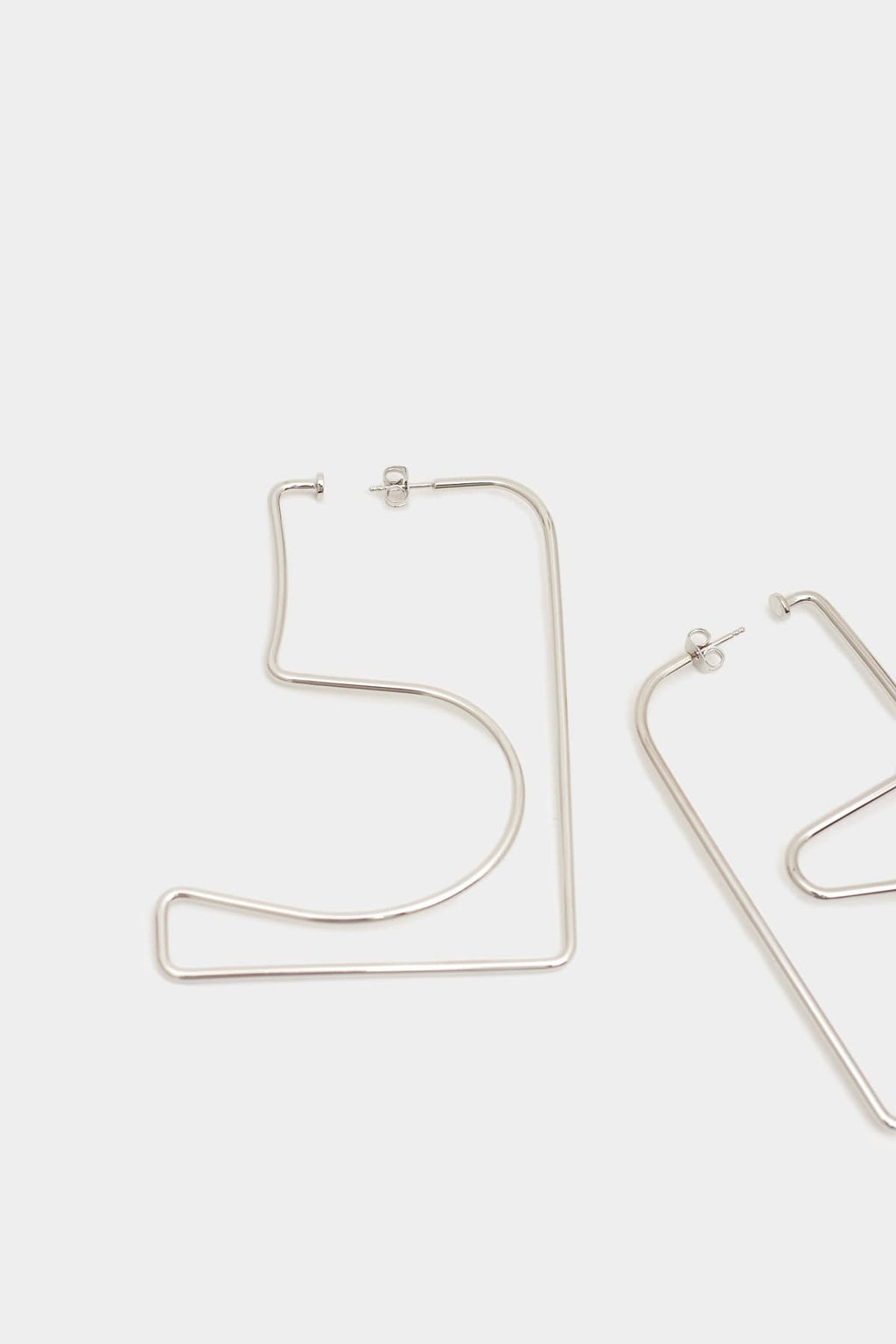 COURREGES SILVER MEDIUM AC METAL 8CM EARRINGS